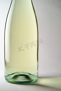 白葡萄酒瓶摄影照片_白葡萄酒瓶特写 2