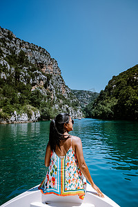 年轻女子在法国普罗旺斯圣克罗伊湖的 Verdon Gorge 悬崖峭壁上欣赏悬崖岩石，靠近 Moustiers Sainte Marie，Alpes de Haute Provence 地区，Provence Alpes Cote Azur 地区