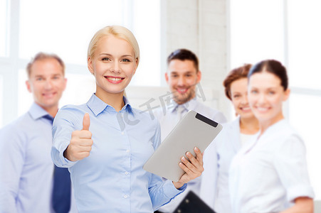 微笑的女人看着平板电脑