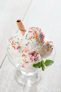 白色冰淇淋球摄影照片_白色冰淇淋威化杯
