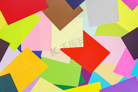 彩色纸片的多色万花筒以一种受控的、美丽的混乱风格杂乱地散落着。