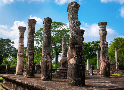 斯里兰卡波隆纳鲁瓦古城的花岗岩柱。
