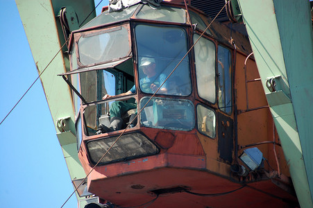 煤码头摄影照片_河港科雷马码头货物起重机操作员