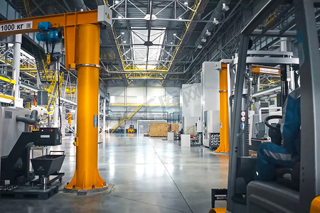 工厂的工作空间，一个为石油工业生产零件的室内车间。