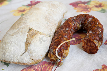 长条肉粽摄影照片_长条面包和香肠
