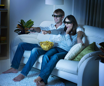 一家人在电视上看 3D 电影