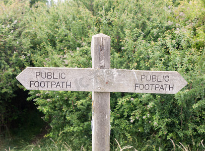 免版税图像 - double wooden post public footpath sign outside le
