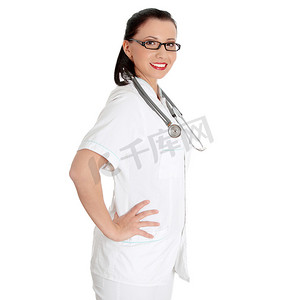 年轻快乐的女护士或医生