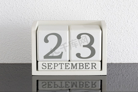 九月日历摄影照片_白色方块日历当前日期为 23 日和 9 月