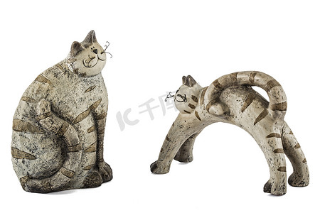 陶瓷小雕像猫，在白色背景下被隔离