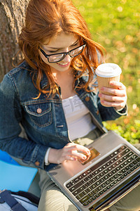校园少年摄影照片_带笔记本电脑和咖啡的眼镜少年