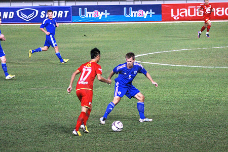第42届国王杯国际足球赛在泰国清迈700周年体育场举行，泰国队与芬兰队进行比赛。