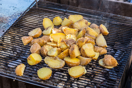 烧烤上的烤土豆。