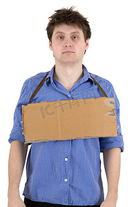 脖子上挂着纸盒平板电脑的男人