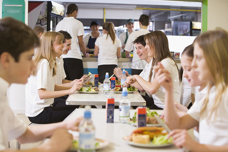 学生在食堂吃午饭