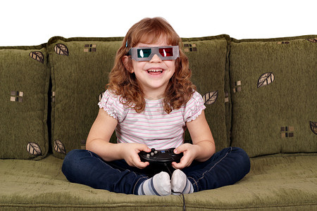 戴着 3d 眼镜的快乐小女孩玩电子游戏