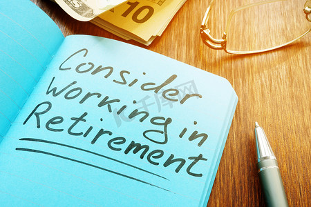 考虑使用钢笔和眼镜在退休标志中工作。