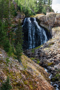 Rustic Falls - 沿着 Glen Creek 靠近 Mammoth Hot Sprin 的瀑布