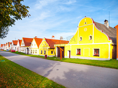 巴洛克式建筑摄影照片_Holaso​​vice 风景如画的房屋，拥有质朴巴洛克式建筑的小乡村。