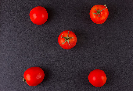 黑底红番茄。