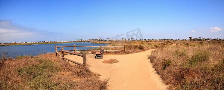 俯瞰 Bolsa Chica 宁静祥和的沼泽的长凳