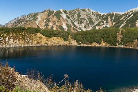日本阿尔卑斯山摄影照片_日本立山的御栗池