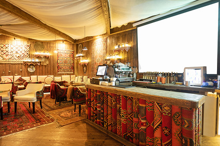 餐厅舒适的旧式内饰，带白色投影仪屏幕的茶馆