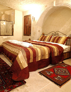 房间内部勃艮第米色床罩黄铜床头板