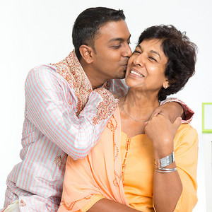 印地安家庭，亲吻母亲的儿子