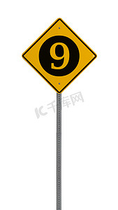 孤立的黄色驾驶警告标志九