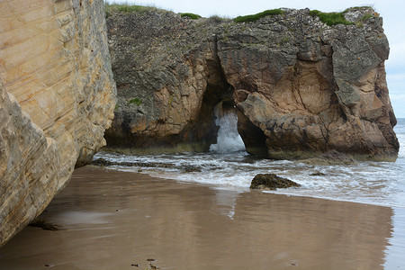 海浪冲击岩石入口