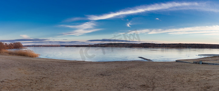 日落结冰的湖滩冬日黄昏风景