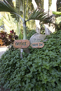 有办公室签到标志的热带度假村