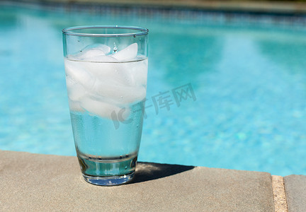 水杯加冰块摄影照片_水池边加冰块的水杯