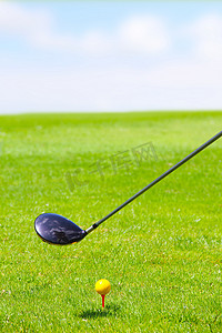 高尔夫球杆和绿草上的球