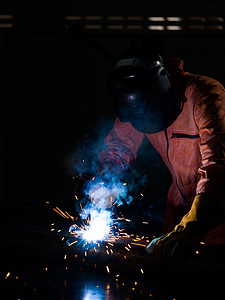金属工业工人正在焊接钢板