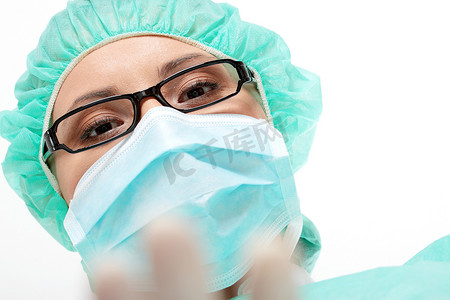 戴外科口罩的严肃护士或医生