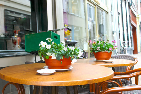 街头咖啡馆桌上的鲜花。