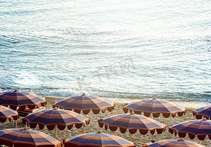 太阳伞清早在海边的沙滩上打开