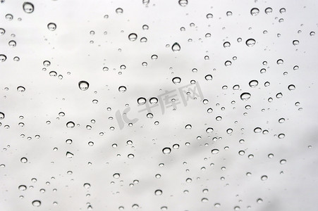 秋天雨天摄影照片_在一个冬天的雨天