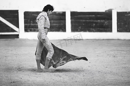 危险黑白摄影照片_塞巴斯蒂安卡斯特拉，法国斗牛士