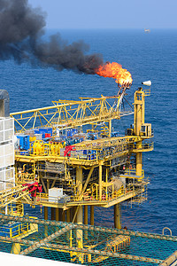 气体火炬在近海石油钻井平台上