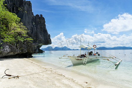 菲律宾巴拉望岛爱妮岛的小海滩和 Banca 船
