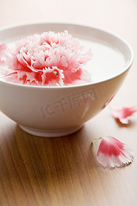 花漂浮在白色的碗里。