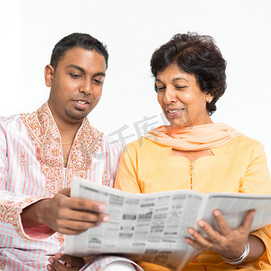 印地安家庭阅读报纸
