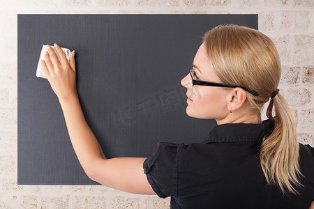 学生打扫教室摄影照片_在黑板附近的学生女孩