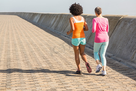 两名运动型女性一起慢跑的后视图