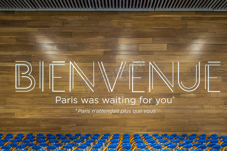查尔斯奥利维拉摄影照片_“欢迎来到巴黎”标志，法国奥利机场