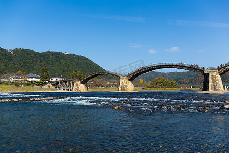 烫金国潮边框摄影照片_日本锦带桥