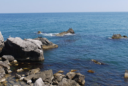 深海背景图摄影照片_蓝天背景下深海中的大块岩石